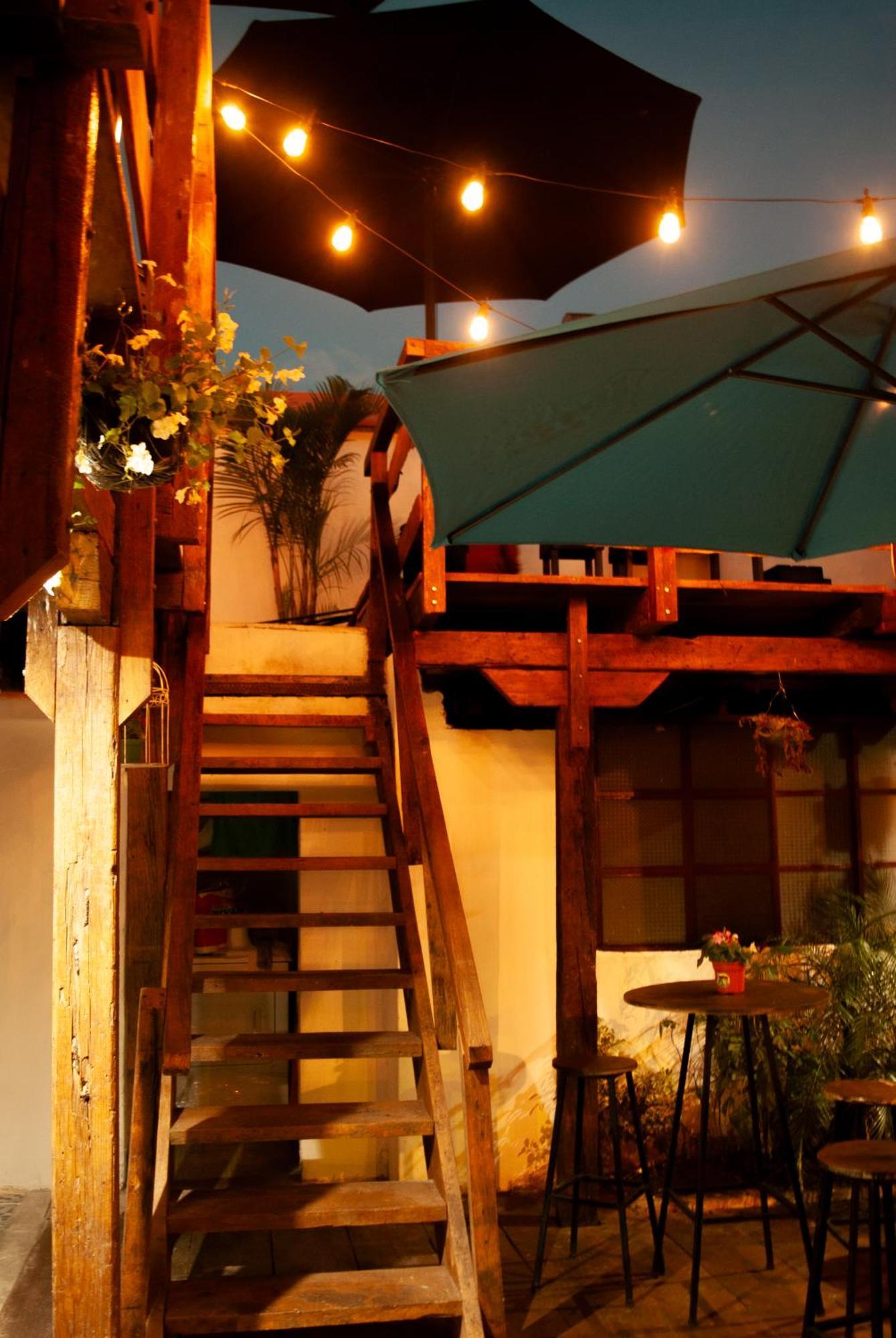Kamazoztz Hostel And Travel Antigua Exterior photo
